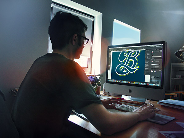 Grafiker Forchheim Grafiker Olli Lotz bei der Arbeit